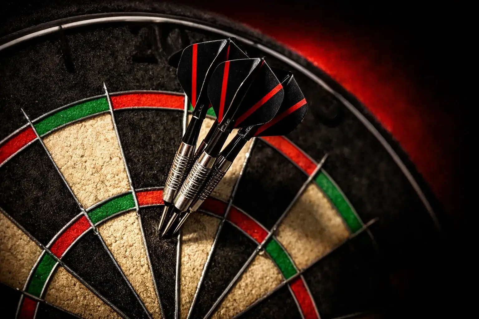 Drie dartpijlen in de triple twenty voor een perfecte 180 score