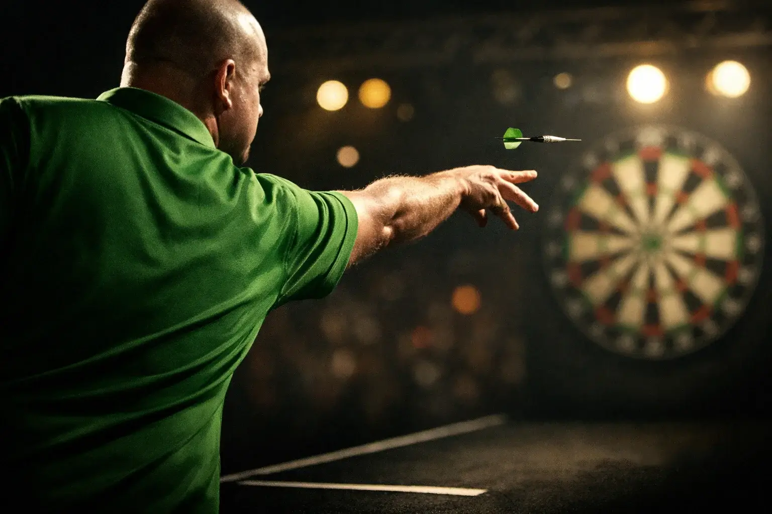 Dartspeler in geconcentreerde werphouding bij professioneel dartbord